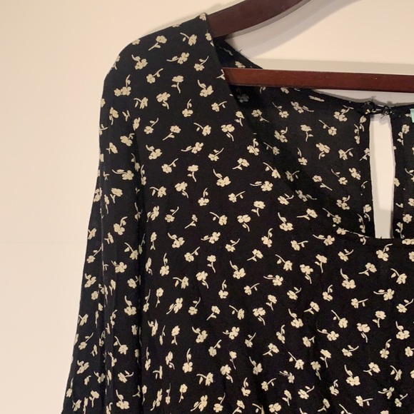 Cute dress that is easy to dress up or down! It’ll be your go to dress! - Picture 2 of 4